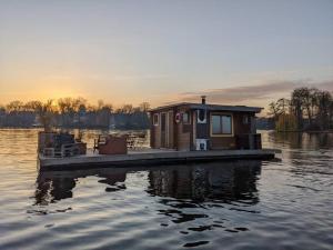 Hausboot mit Hottub in Berlin