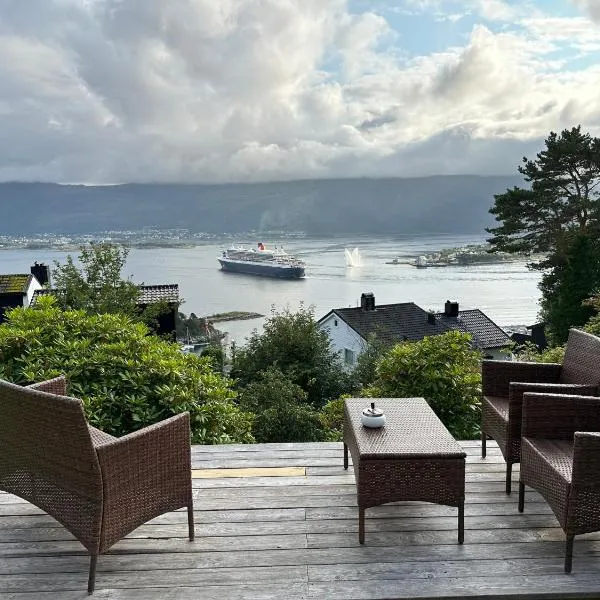 Great place with view to the mountains and fjord，位于奥勒松的酒店