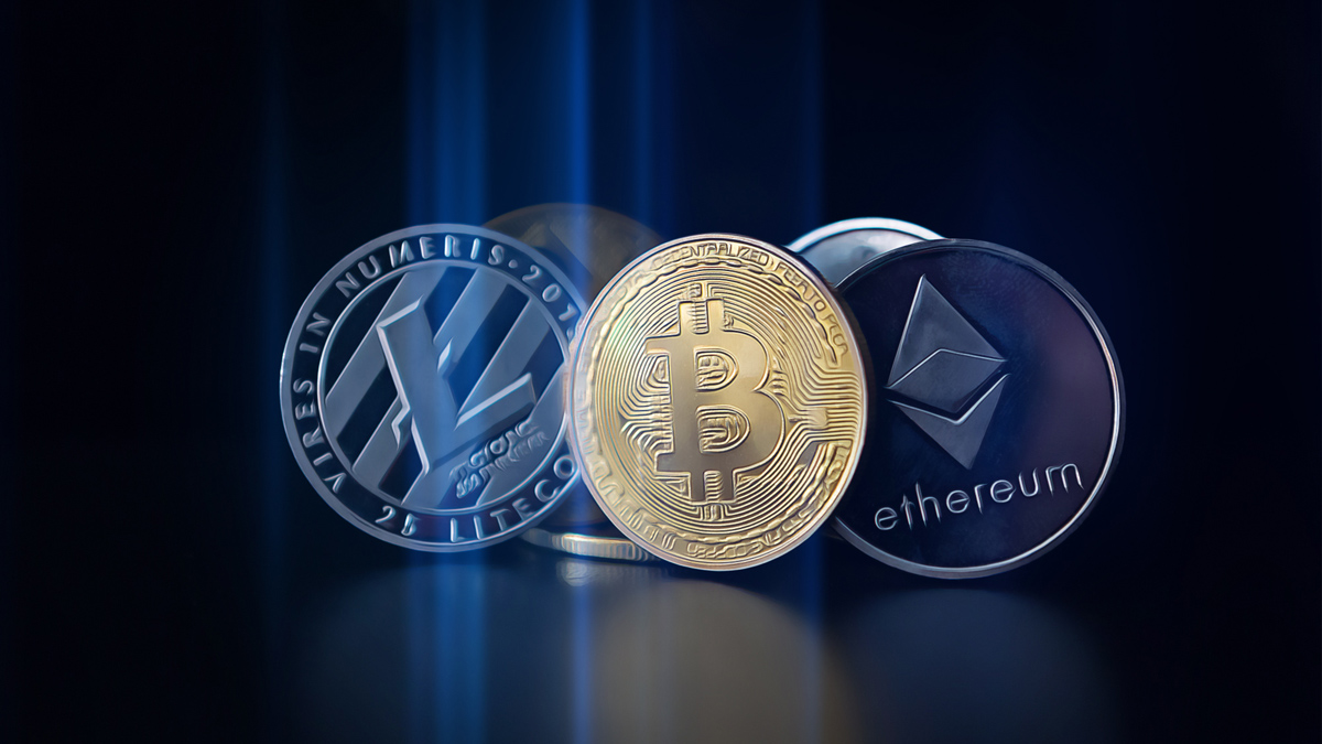 Market Analysts Evaluate Bitcoin and Altcoin Trends