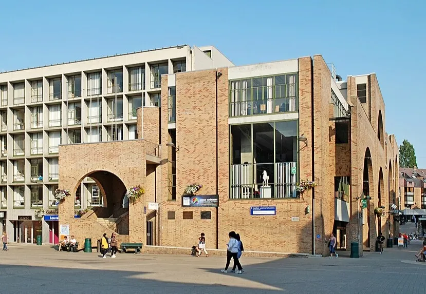 Entrance hall of UCLouvain in Louvain-la-Neuve, Beligum (EmDee/  CC BY 4.0)