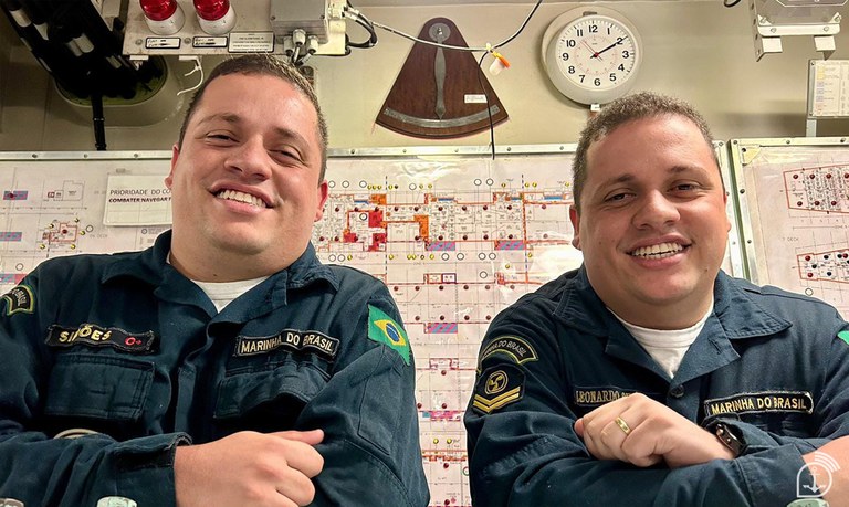 Gêmeos idênticos servem no mesmo setor do maior navio da Esquadra Brasileira