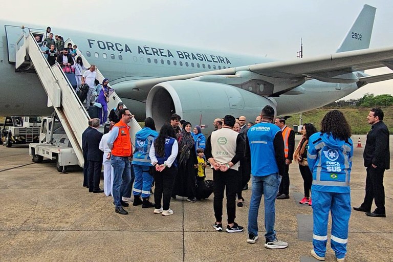 Novo voo da Operação Raízes do Cedro chega ao Brasil com 221 passageiros resgatados do Líbano