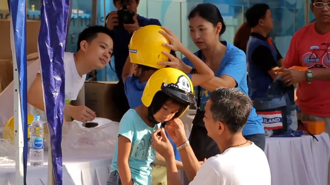 enfants qui mettent des casques