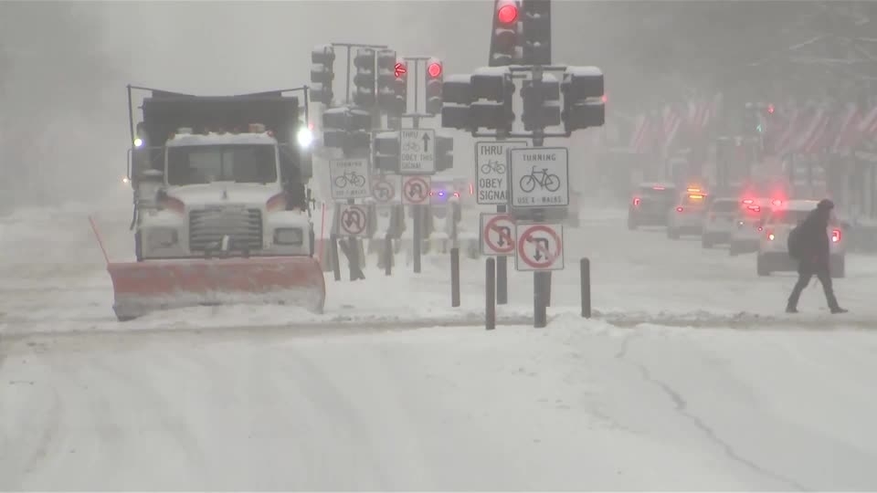 米中部大西洋沿岸で新年最初の大雪、ワシントンでは住民同士の雪合戦も（字幕・7日）