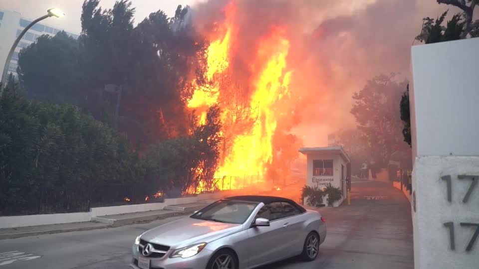 「こんな光景は見たことがない」山火事が米ロサンゼルス近郊の高級住宅地に延焼、3万人が避難（字幕・8日）