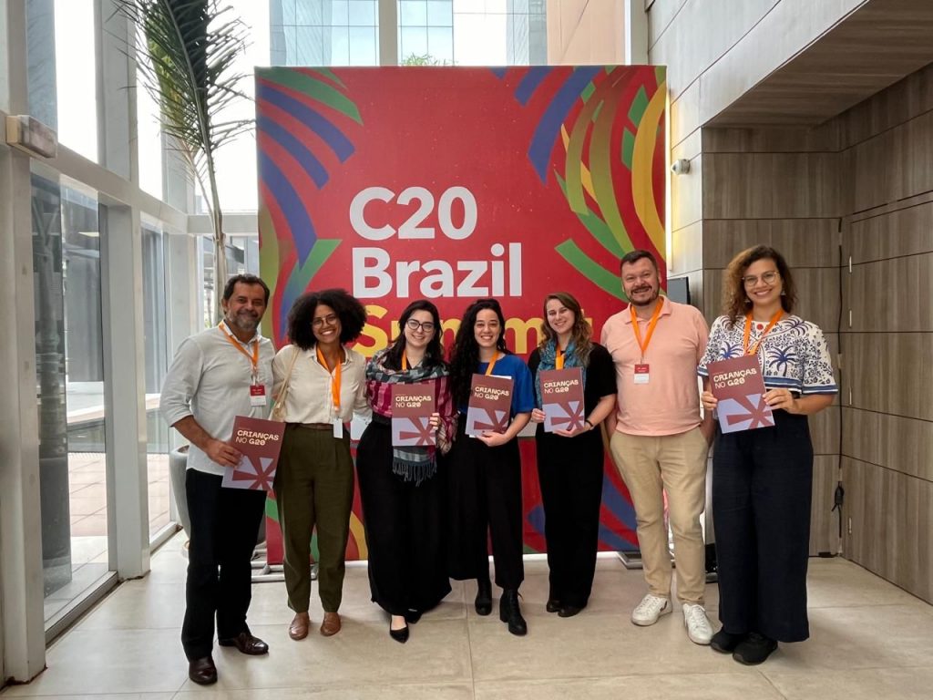 Crianças no G20: na foto, integrantes do grupo Crianças no G20 posam para foto