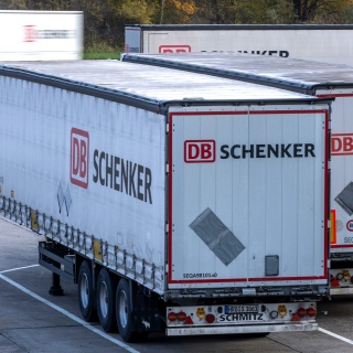 Lkw-Anhänger des Logistikunternehmens DB Schenker