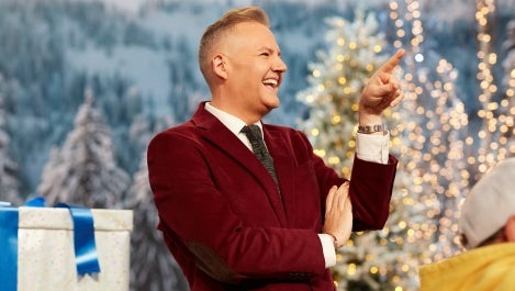 Drew and Ross Mathews Surprise an Audience Member With a Wild Vacation | In a Minute