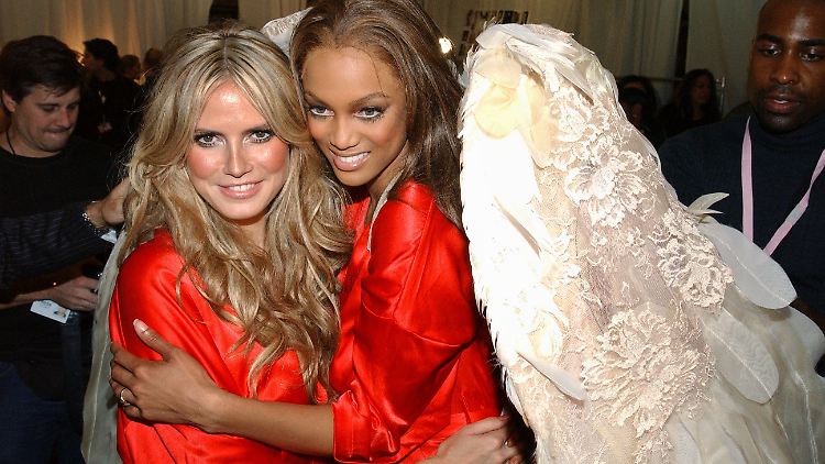 Zwei Engel für "Victoria's Secret": Heidi Klum und Tyra Banks 2005 nach der Dessous-Show. Banks läuft 2024 wieder über den Laufsteg.