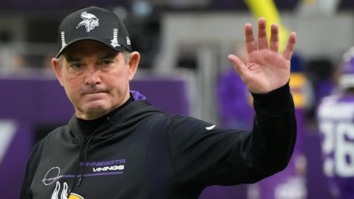 Minnesota Vikings head coach Mike Zimmer waved to fans as he took the field ahead of an NFL game between the Minnesota Vikings and the Chicago Bears Sunday, Jan. 9, 2022 at U.S. Bank Stadium in Minneapolis. ] ANTHONY SOUFFLE • anthony.souffle@startribune.com