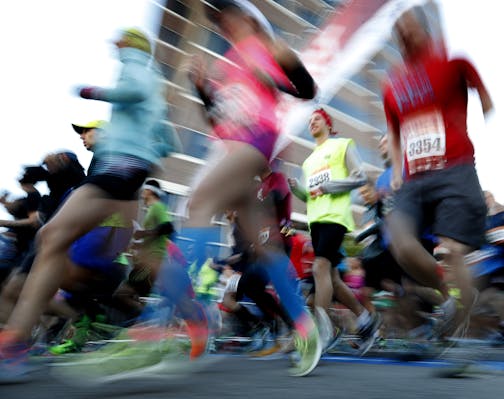 Runners left the starting line of the Twin Cities Marathon in Minneapolis. ] CARLOS GONZALEZ cgonzalez@startribune.com - October 9, 2016, Minneapolis, St. Paul, MN, Twin Cities Marathon