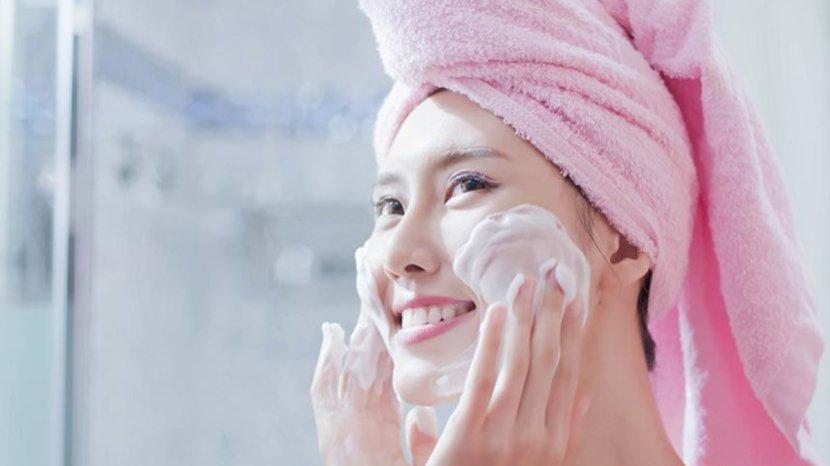 20 Daftar Facial Foam dengan Busa Melimpah untuk Bersihkan Wajah