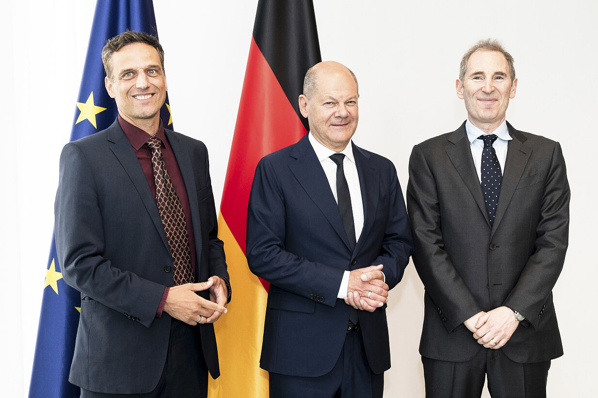 Bundeskanzler Olaf Scholz begrüßte heute Amazon CEO Andy Jassy und Country Manager Amazon.de Rocco Bräuniger im Kanzleramt, um über die Investition des Unternehmens von 10 Milliarden Euro in Arbeitsplätze und Innovation zu diskutieren