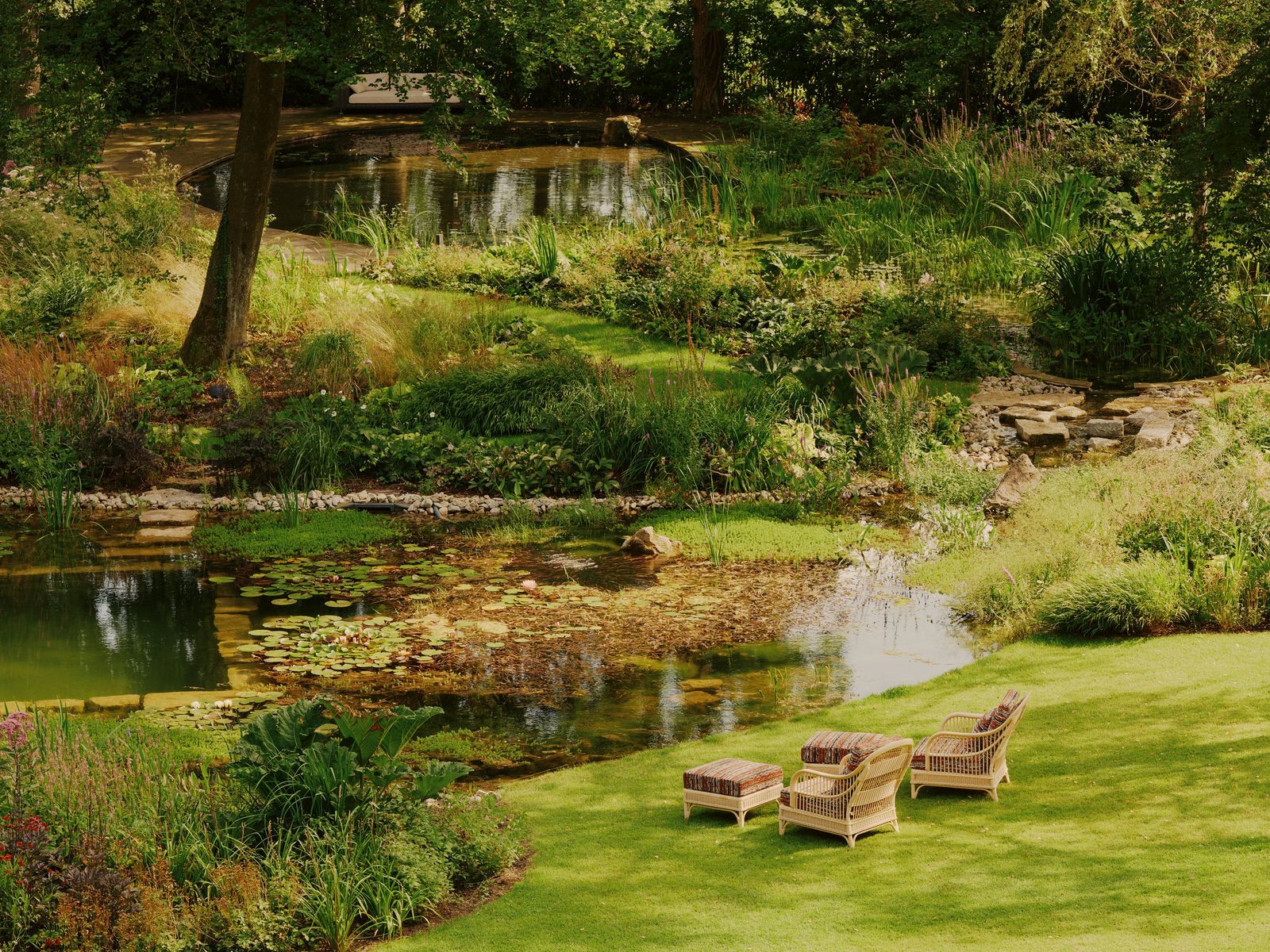 Im romantisch bepflanzten Garten befindet sich ein Schwimmteich.