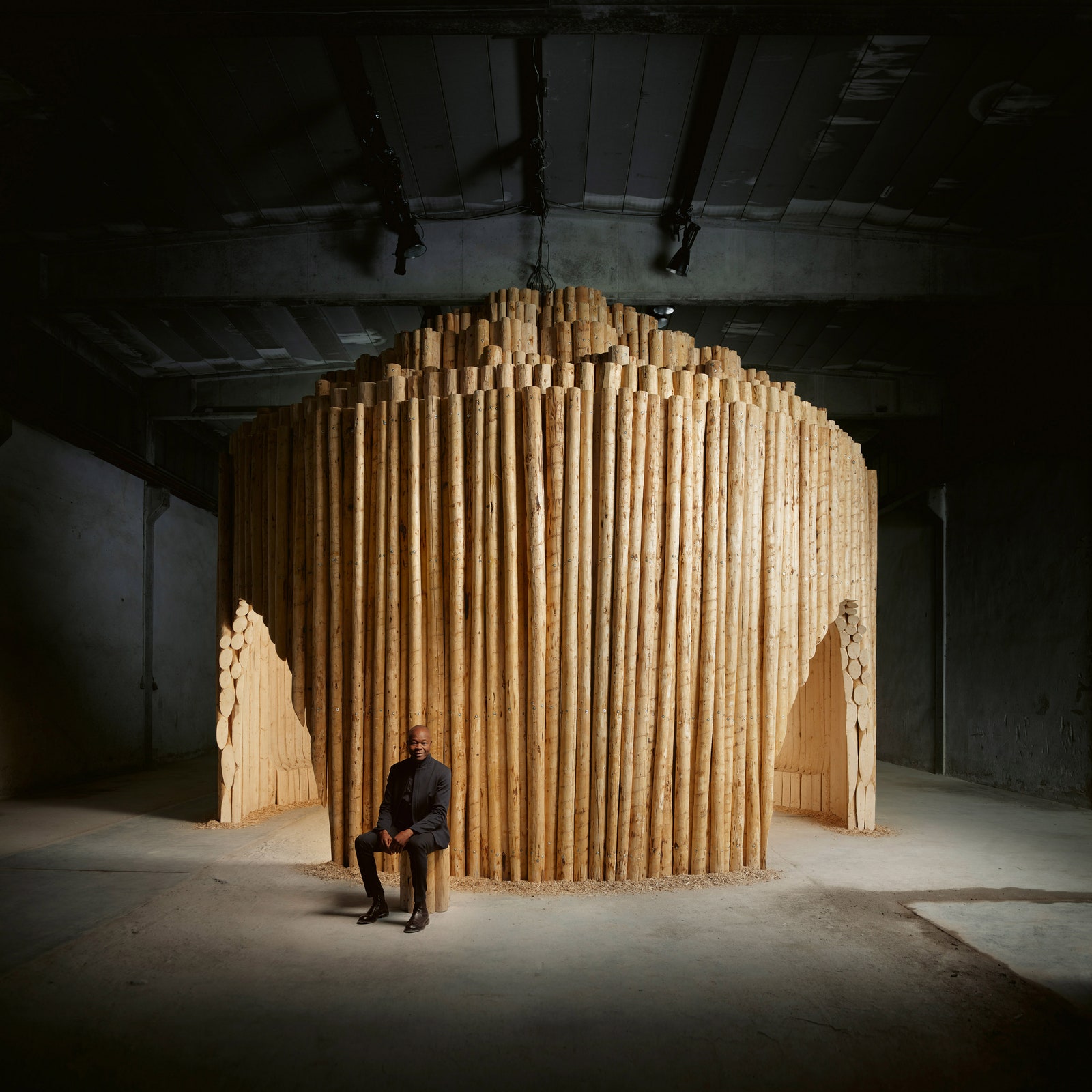 Architekt Diébédo Francis Kéré schafft einen faszinierenden Pavillon aus vertikalen Baumstämmen