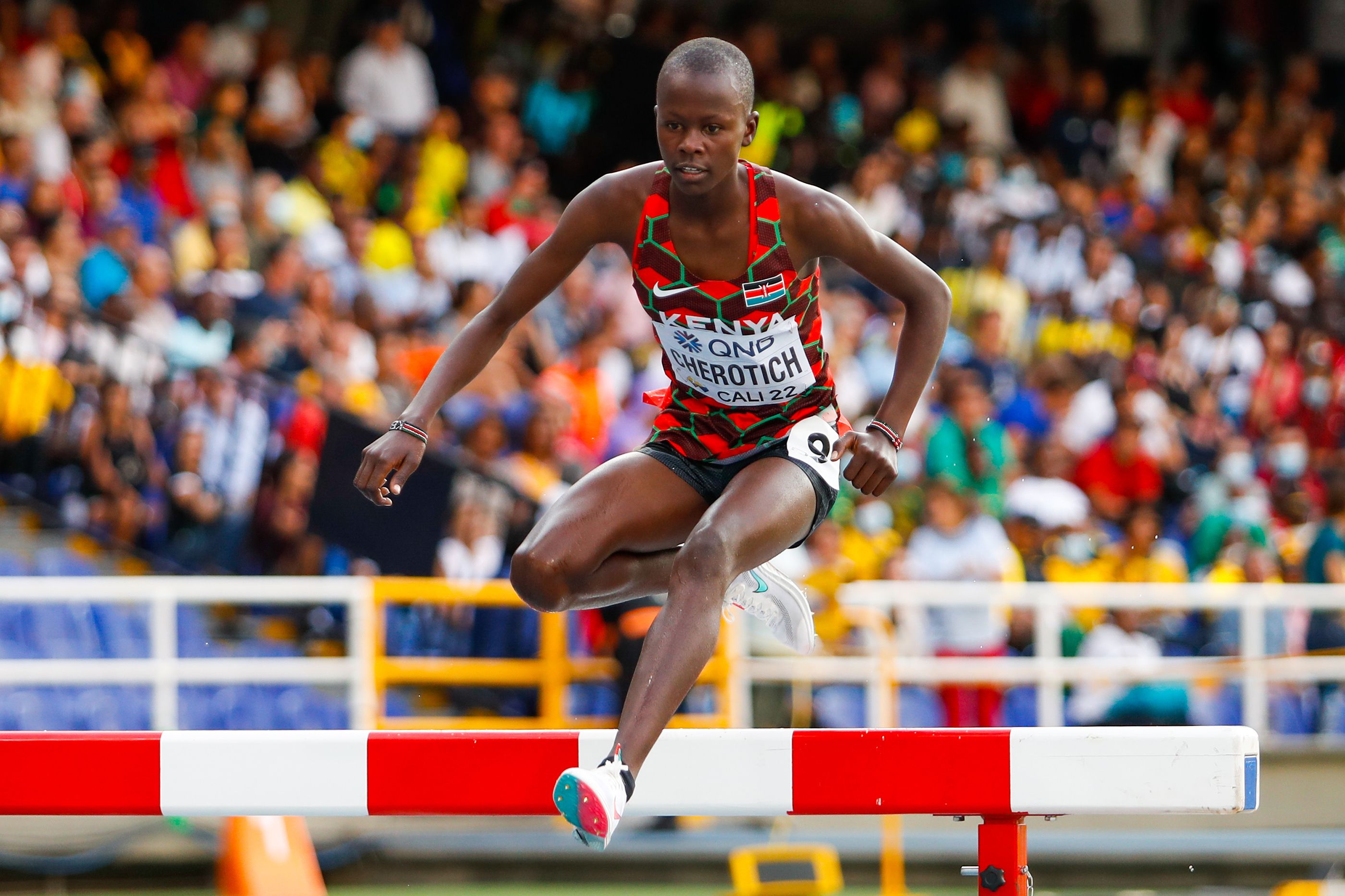 Kenya's Faith Cherotich on her way to the world U20 3000m steeplechase title in Cali