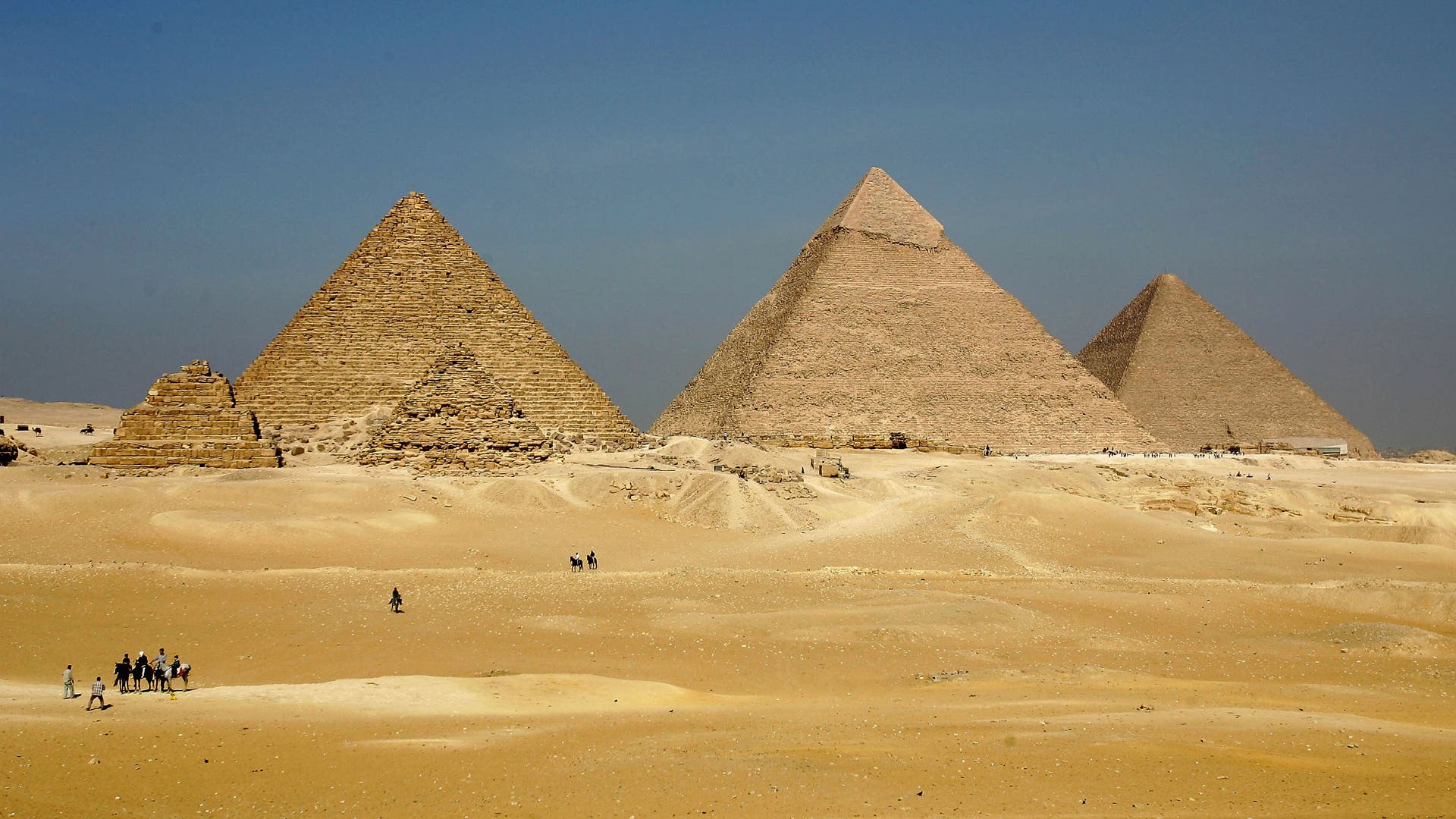 EGY: The Pyramids at GizaGIZA, EGYPT - NOVEMBER 13: The three large pyramids of Menkaure (L), Khafre (C) and Khufu loom over the horizon November 13, 2004 at Giza, just outside Cairo, Egypt. The three large pyramids at Giza, built by King Khufu over a 30 year period around 2,550 B.C., are among Egypt's biggest tourist attractions. (Photo by Sean Gallup/Getty Images)