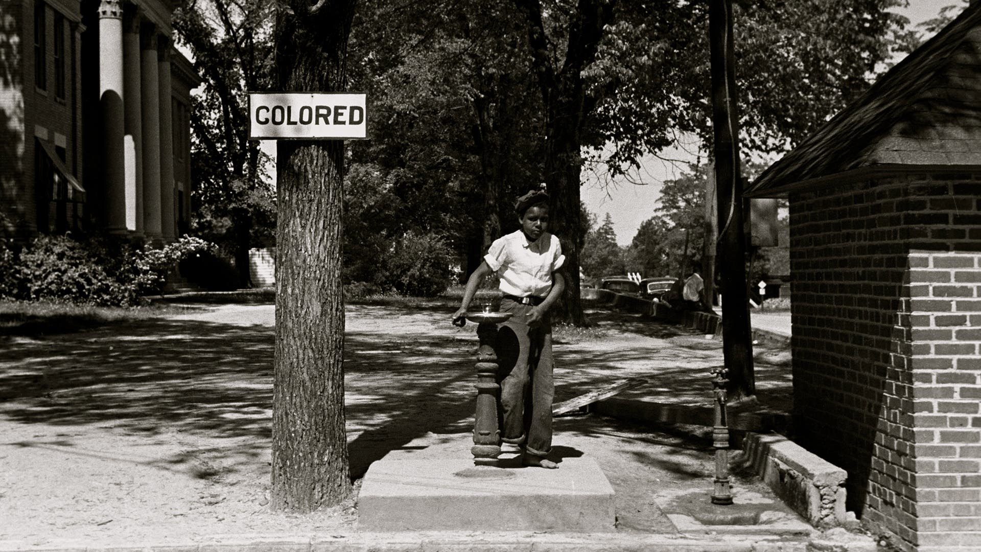 1938: Drinking fountain on the county courthouse lawn, Halifax, North Carolina (Photo by Buyenlarge/Getty Images)