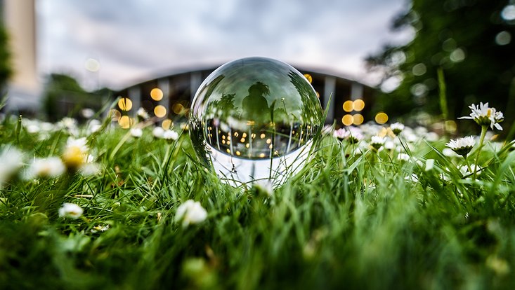 Glaskugel im Gras vor dem Audimax