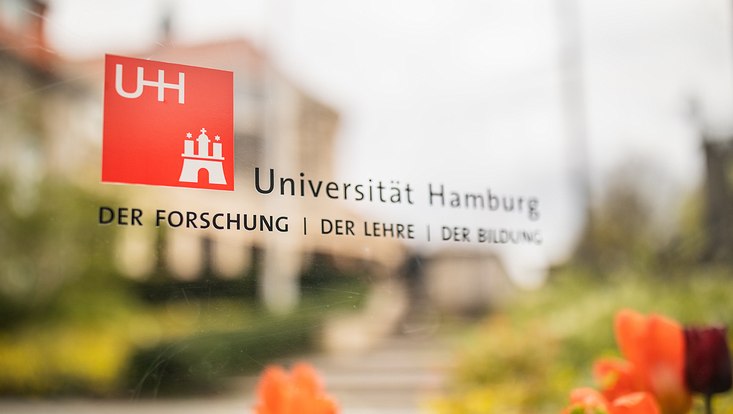 Das UHH Logo auf dem Campus im Frühling.