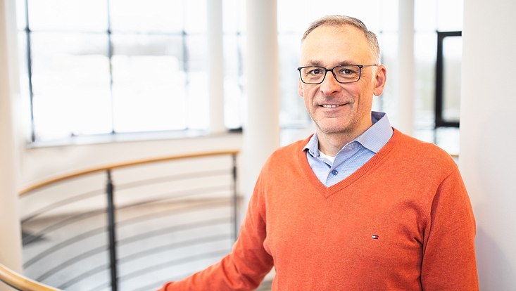 Patrick Grommes im Treppenhaus der Universität Hamburg