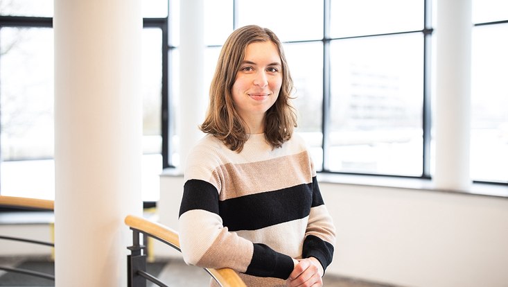 Eline Gerritsen im Treppenhaus der Universität Hamburg