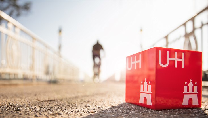 Sonniger Frühlingstag an der Alster mit Würfel des UHH-Logos