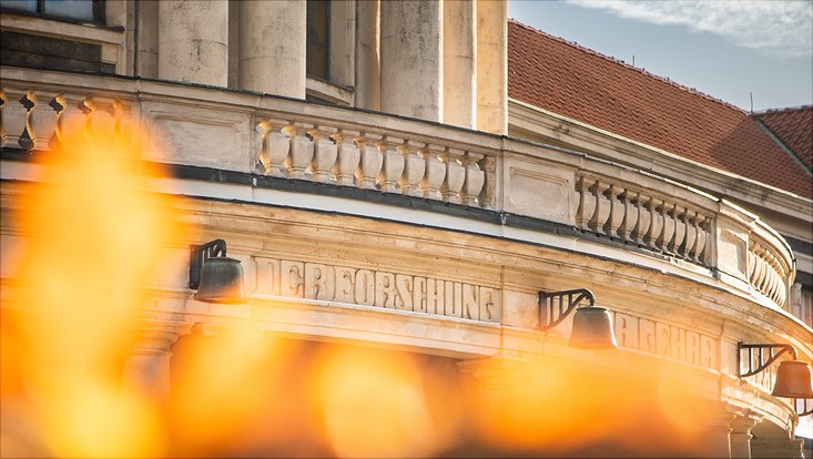 Uni Hauptgebäude mit Schriftzug "Der Forschung"