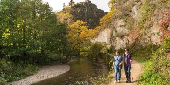 Barrierefrei: Wanderer an der Ahr