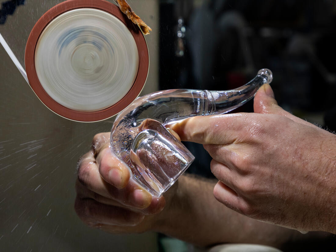 La Trahison des images in the cold glass workshop