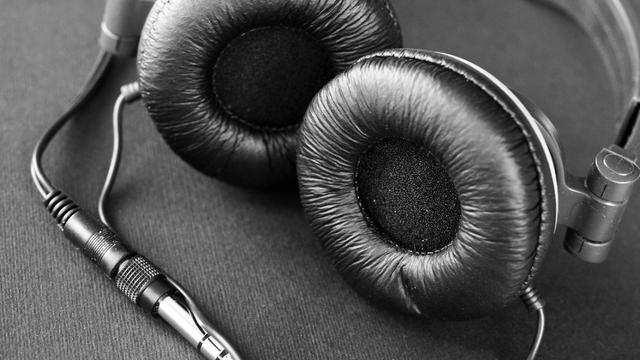 musicphotodune-887232-headphones-m.jpg 