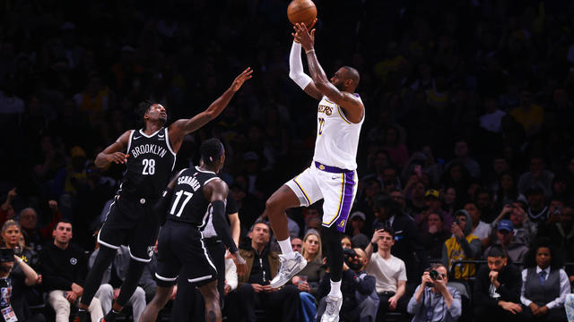 lakers-nets-lebron-james.jpg 