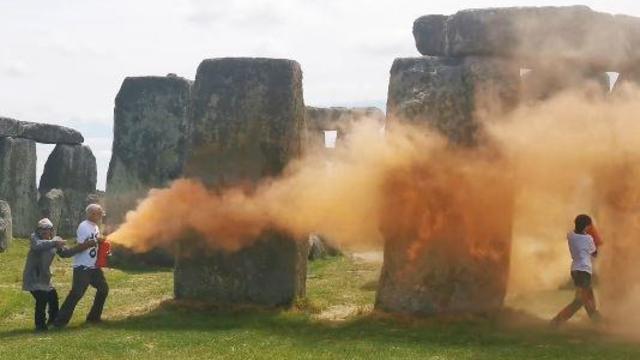 stonehenge-protest-just-stop-oil.jpg 