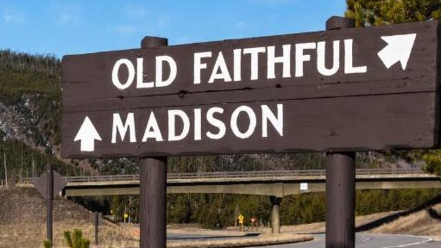 old-faithful-sign-yellowstone-national-park.jpg 