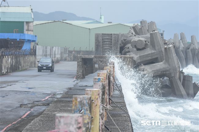 14日於南海及菲律賓東方外海熱帶性低氣壓發展機率，增強為颱風的機率約2至3成