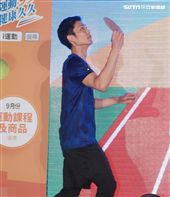 台灣羽球一哥周天成與國民女神安心亞共同擔任本年度的國民體育日代言人，兩人用鍋蓋PK羽球。（記者邱榮吉/攝影）