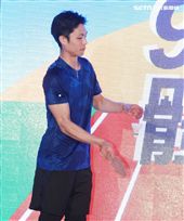 台灣羽球一哥周天成與國民女神安心亞共同擔任本年度的國民體育日代言人，兩人用鍋蓋PK羽球。（記者邱榮吉/攝影）