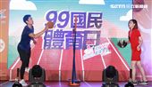 台灣羽球一哥周天成與國民女神安心亞共同擔任本年度的國民體育日代言人，兩人用鍋蓋PK羽球。（記者邱榮吉/攝影）