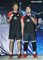 美津濃簽約羽球選手黃金搭擋塞蒂亞萬（Hendra Setiawan）與阿赫桑（Mohammad Ahsan）獲得世界羽球男子雙打最高排名第一位，來台和球迷們近距離接觸。（記者邱榮吉/攝影）