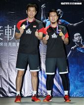 美津濃簽約羽球選手黃金搭擋塞蒂亞萬（Hendra Setiawan）與阿赫桑（Mohammad Ahsan）獲得世界羽球男子雙打最高排名第一位，來台和球迷們近距離接觸。（記者邱榮吉/攝影）