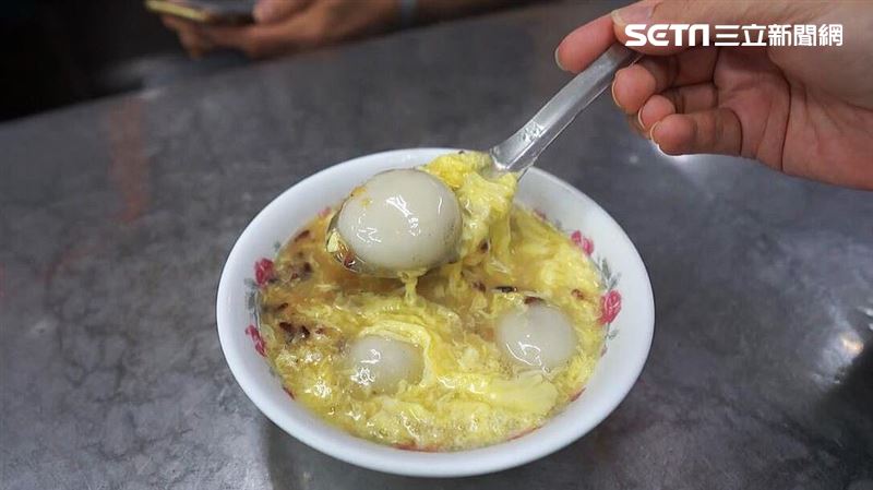 紫米酒釀湯圓被許多老饕譽為台北最美味的酒釀湯圓。推薦不喜酒味的饕客們給特製手工酒釀系列一個機會，老闆娘親自釀製的紫米酒釀，味道不僅甘醇，而且非常順口，為整碗湯圓增添了不少風味。（圖／《阿鴻の美食散步》提供）