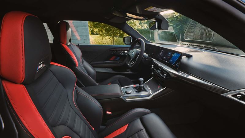紅色縫線的黑色Vernasca皮革M Sport座椅。（圖／BMW）