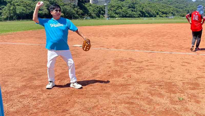 胡瓜擔任開球嘉賓。（圖／胡瓜提供）