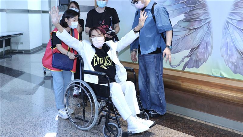 歌王出意外摔倒　坐輪椅任人攙扶