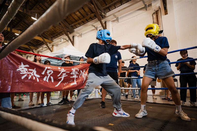 透過拳擊技巧、體能訓練陪伴青少年的「熱原拳擊隊」也在現場搭起擂台，展現活力與自信