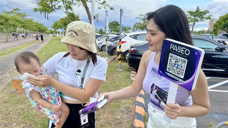 現場供民眾試用的PASEO三層柔韌舒適抽取式衛生紙，超可愛的包裝相當有質感