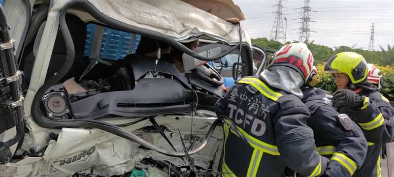 貨車駕駛受困車內。（圖／翻攝畫面）