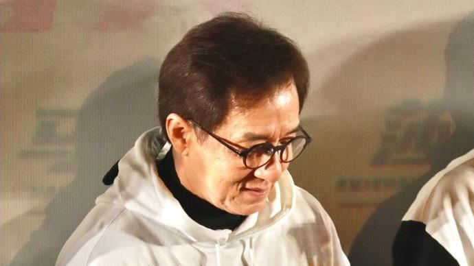 70歲成龍片場突失去意識　遭勒暈現況曝光