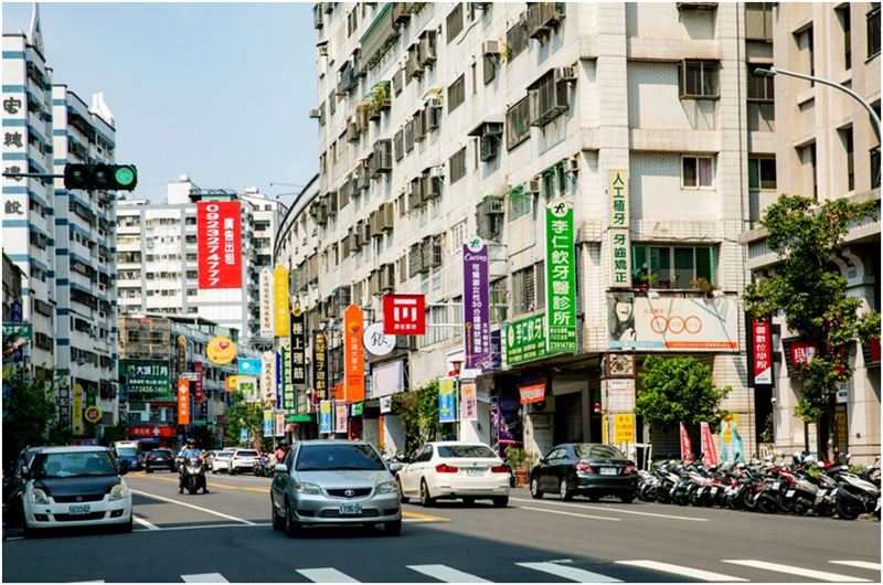 樹孝路商圈發展興盛，有諸多連鎖餐飲、百貨、藥妝店。(圖/業者提供)