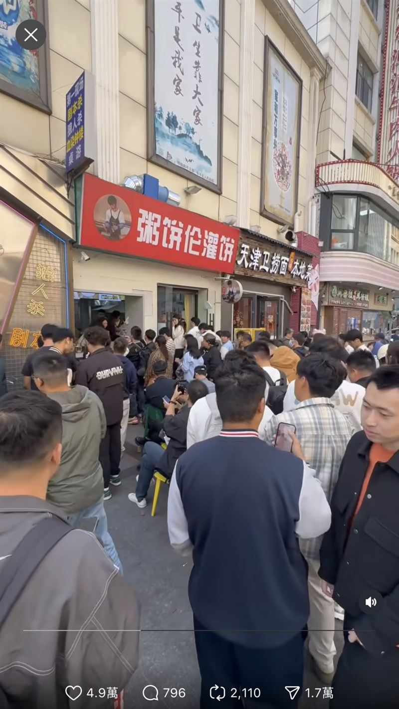 「粥餅倫灌餅」店外擠滿朝聖的民眾，粥餅倫對顧客要求合照也來者不拒，相當親切。（圖／翻攝自Threads）